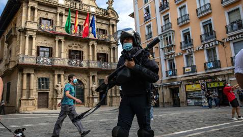 Un agente de la Policía Nacional, en la plaza Consistorial el día 6. Un agente de la Policía Nacional, en la plaza Consistorial el día 6.