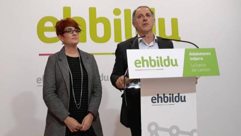 Adolfo Araiz y Bakartxo Ruiz, parlamentarios de EH Bildu, en la rueda de prensa.