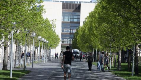 Estudiantes en el campus de la UPNA