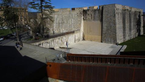 La pasarela peatonal con el frontón de Jito Alai en segundo plano, que une la Plaza de Santa María la Real con el Parque de la Media Luna, sigue vallada y está previsto su derribo.