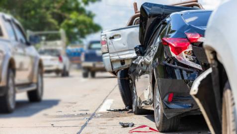 Vista de un coche accidentado por alcance de otro que circulaba a una velocidad mayor de la permitida