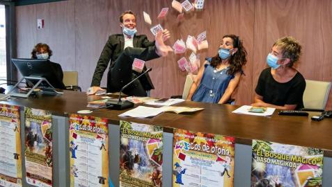 Iñaki Ruiz de Galarreta, más conocido como el Mago Sun, ayer, en la presentación del programa Ecos de Otoño, con una demostración.