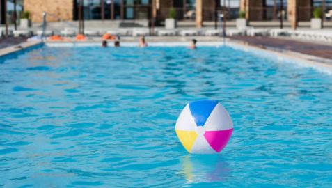 Imagen de una piscina en verano Imagen de una piscina en verano
