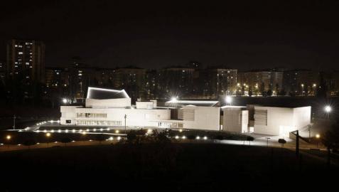 El arquitecto navarro, durante el recorrido de presentación del Museo Universidad de Navarra, una de sus últimas obras ya finalizada a la espera de su inauguración en enero del 2015.