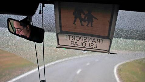 Los alumnos mayores vigilarán a los pequeños en el autobús escolar