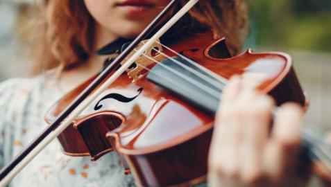 Imagen de una violinista ejecutando una pieza