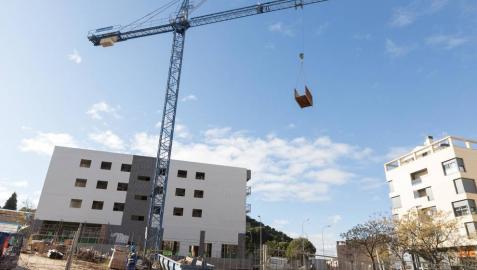 Obras de construcción de un edificio entre las calles Amigos del País y Avda. Merindades.