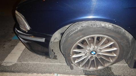Estado en el que quedó la rueda del coche tras el accidente.