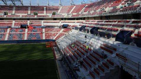 La nueva imagen de Graderío Sur, a la derecha, con la instalación de los 'rail seat' este lunes por la tarde.