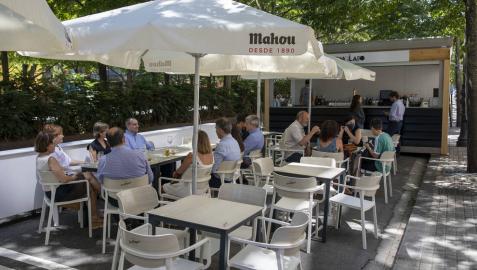 No podrán juntarse en una mesa de un bar o restaurante más de 10 personas