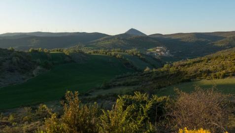 Vista panorámica del valle de la Valdorba, con el pueblo de Leoz y la Higa de Monreal al fondo Vista panorámica del valle de la Valdorba, con el pueblo de Leoz y la Higa de Monreal al fondo