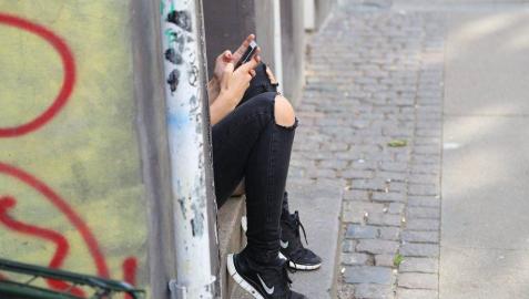 Una adolescente utilizando su móvil, el medio preferido para ver pornografía. Una adolescente utilizando su móvil, el medio preferido para ver pornografía.