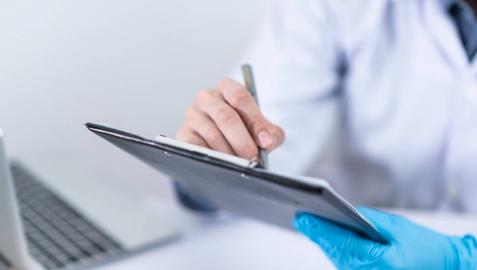 Piden cárcel para un médico que cambió la historia clínica de su mujer en el divorcio