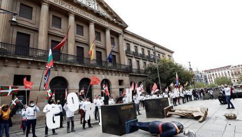 Sortu (Bildu) decapita una figura del rey delante de la sede del Gobierno foral