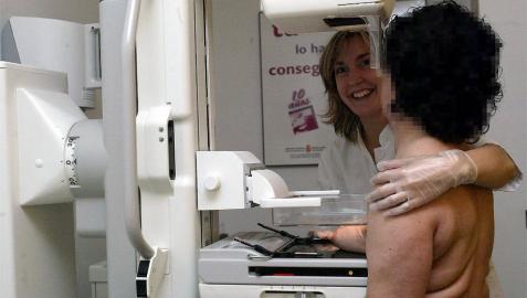 Una mujer realizándose una mamografía. Una mujer realizándose una mamografía.