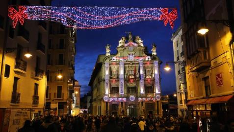 Pamplona estrenó el día de San Saturnino la nueva iluminación navideña con colores sanfermineros