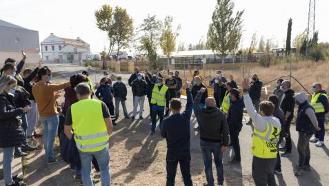 Trabajadores de Trenasa cierran la vía de pruebas de CAF en Corella