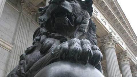 Vista de uno de los leones del Congreso de los Diputados.