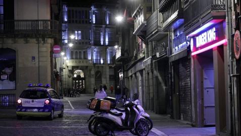 Imágenes de la primera jornada de confinamiento perimetral de la Comunidad foral, que los navarros viven con cierta normalidad pero con muchas dudas sobre qué pueden hacer o no en esta nueva fase de restricciones, encaminadas a reducir la tasa de contagio de coronavirus.