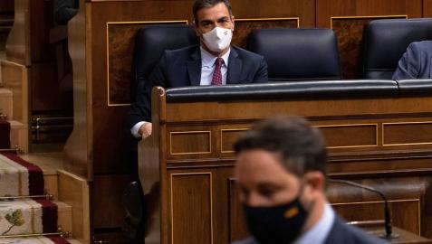 Santiago Abascal se acerca a la tribuna ante la mirada de Pedro Sánchez.