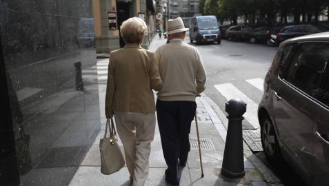 Dos pensionistas paseando por la calle.