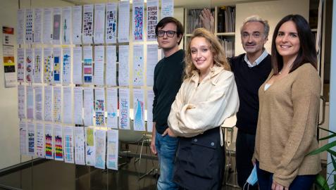 De izda. a dcha: Alberto Molina Arce, Maialen Irujo Aizcorbe, Javier Errea Múgica y Beatriz Arbona Sarobe, con los 53 gráficos de la cuarentena.