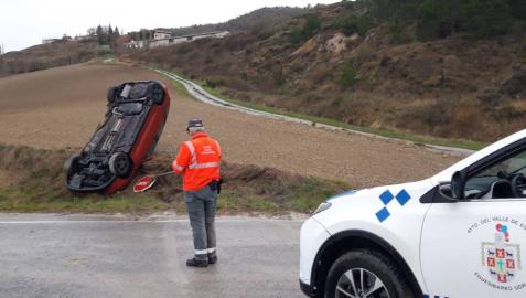 El vehículo, tras sufrir el accidente.