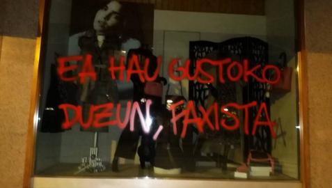 Atacan de madrugada la tienda de ropa de la familia de Abascal en Amurrio