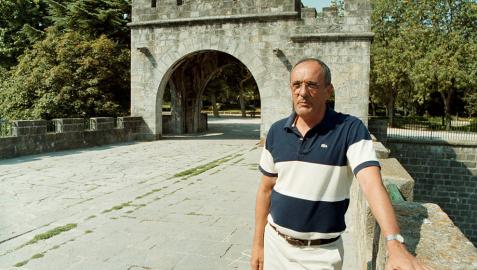 Luis Ibero en el Portal Nuevo, donde jugaba de niño, en una imagen del año 2003, cuando fue elegido concejal por CDN en Pamplona.
