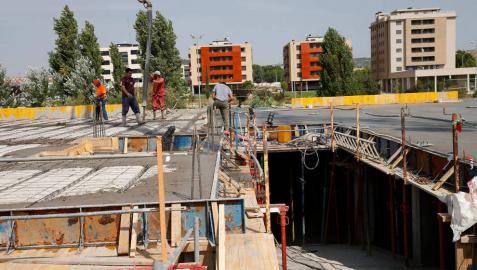 Varios operarios trabajan en la construcción de una vivienda en la zona del Queiles.