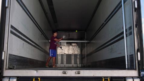 Galería de los camioneros confinados en sus camiones.
