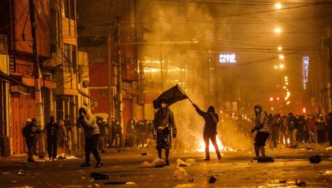 Dos fallecidos y decenas de heridos por la represión policial en Perú