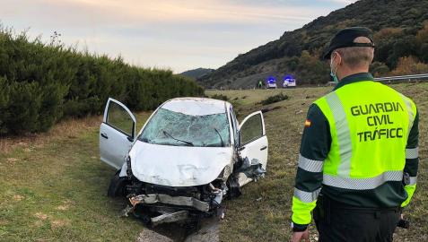 Dos heridos tras sufrir una salida de vía en la AP-15 en Iza Dos heridos tras sufrir una salida de vía en la AP-15 en Iza