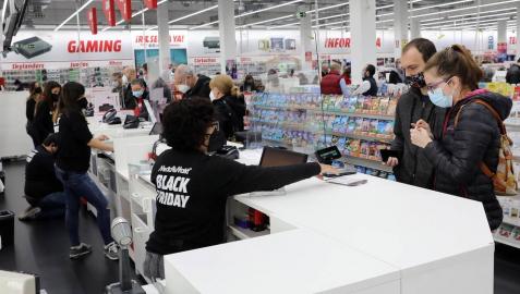 Imágenes de clientes en el centro comercial La Morea en el Polígono Cordovilla el viernes 27.