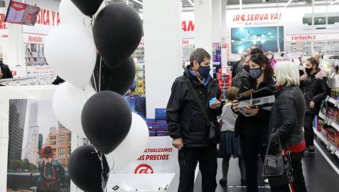 Galería del 'Black Friday' el viernes 27 Imágenes de clientes en el centro comercial La Morea en el Polígono Cordovilla el viernes 27.