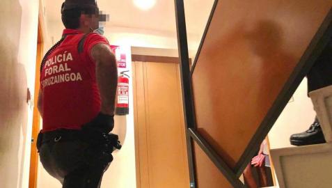 La Policía Foral, al acudir a un domicilio tras un requerimiento vecinal.