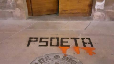 Aparecen pintadas contra el PSOE en Viana