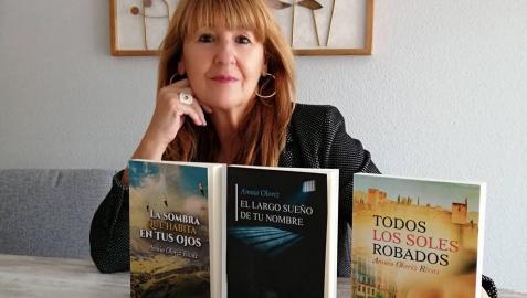 Amaia Oloriz Rivas junto a sus tres últimas novelas.