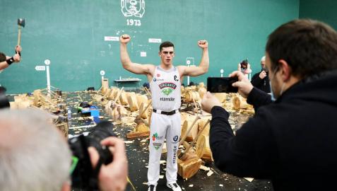 Iker Vicente, hexacampeón navarro de aizkora