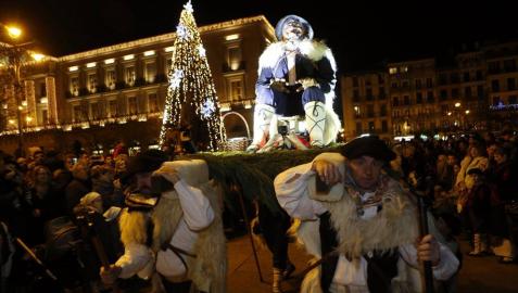 Paso de la tradicional comitiva del carbonero por las calles de la capital navarra dando inicio a las Navidades 2019
