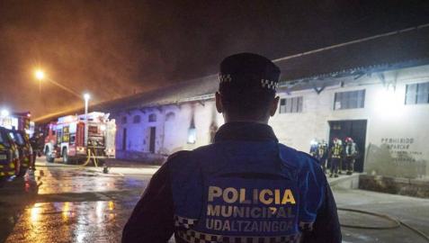 Los bomberos, en en lugar del incendio.