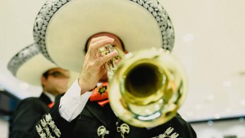 Imagen de un mariachi interpretando una pieza musical Imagen de un mariachi interpretando una pieza musical
