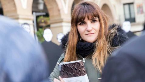 La artista ha participado en la concentración organizada en la capital ribera y ha cantado 'La puerta violeta'