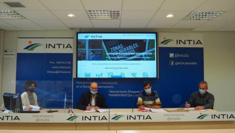 Natalia Bellostas, directora-gerente de INTIA; Ignacio Urmenta, director de Gvtarra; Adrián Zapata, agricultor de Milagro y Juan Antonio Orduña, agricultor de Peralta.