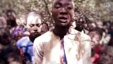 Un fragmento del vídeo publicado por Boko Haram en el que se ve a los niños secuestrados en Nigeria