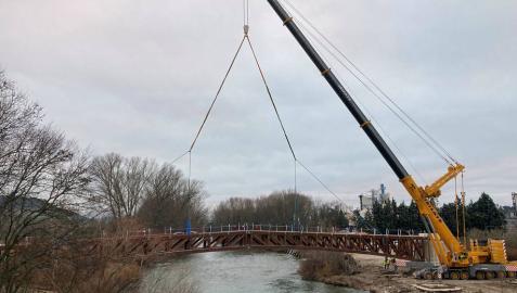 Instalada una nueva pasarela sobre el Arga entre Arazuri y Ororbia