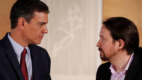 El presidente del gobierno Pedro Sánchez (i) y el líder de Podemos Pablo Iglesias.