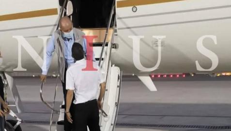 El Rey Juan Carlos, a su llegada al aeropuerto de Abu Dabi.