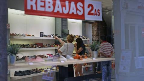 Las rebajas pierden un 30% por el miedo al contagio y a la incertidumbre laboral Las rebajas pierden un 30% por el miedo al contagio y a la incertidumbre laboral