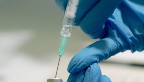 Solo las personas con riesgo de anafilaxia no deberían recibir la vacuna de Pfizer